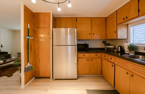 Gold Hill Cottage | Charming 2 BR riverside stopover in Gold Hill. Private hot tub, river access, and just down the road from Del Rio Vineyards. Perfect base for exploring the Rogue Valley. Pet-friendly!