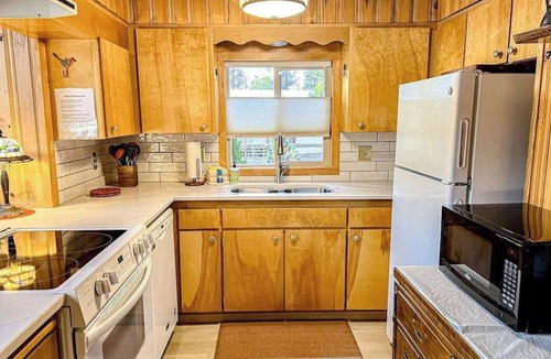 Oregon Water Wonderland Cabin | Charming 2-story chalet with deck, wood stove, Deschutes River access