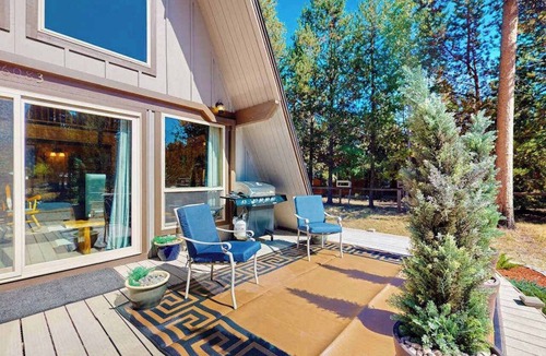 Oregon Water Wonderland Cabin | Charming 2-story chalet with deck, wood stove, Deschutes River access