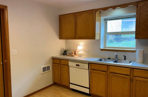 Colfax Apartment | Charming 2BR/1BA, W/D, kitchen, patio, 20 min to WSU