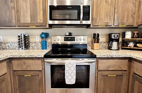Medford House | Charming 2BR Cottage Near Freeway-Cul-de-sac