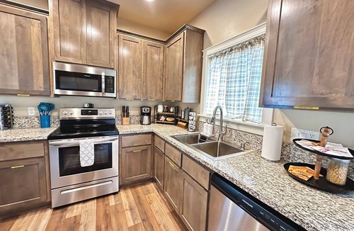 Medford House | Charming 2BR Cottage Near Freeway-Cul-de-sac