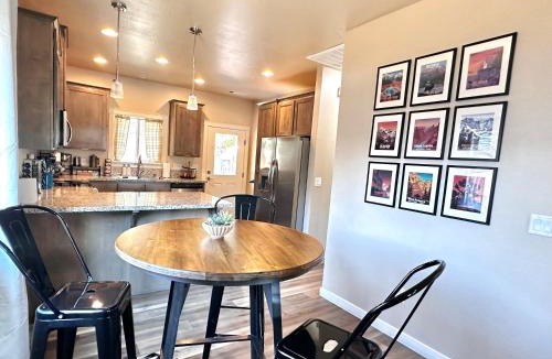 Medford House | Charming 2BR Cottage Near Freeway-Cul-de-sac