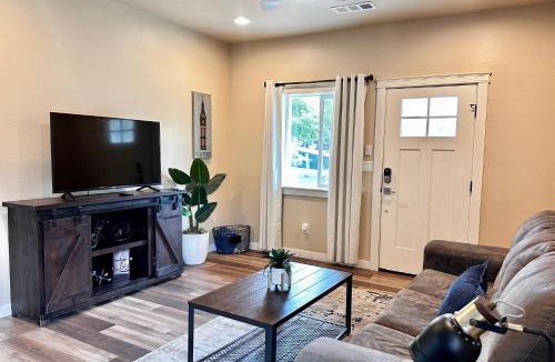 Medford House | Charming 2BR Cottage Near Freeway-Cul-de-sac