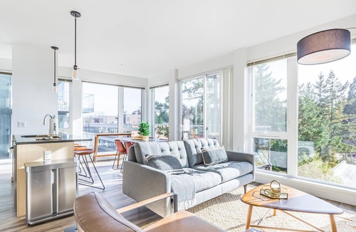 Wilburton Apartment | Charming 2BR in Bellevue, Gym + Pet-Friendly