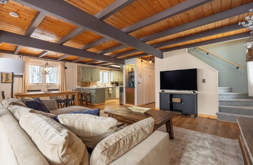 Bellaire Ski Chalet | Charming 3 bed/2.5 bath Northern MI Retreat at Schuss Mountain