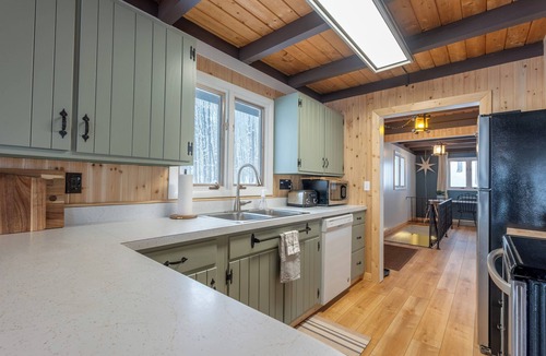 Bellaire Ski Chalet | Charming 3 bed/2.5 bath Northern MI Retreat at Schuss Mountain