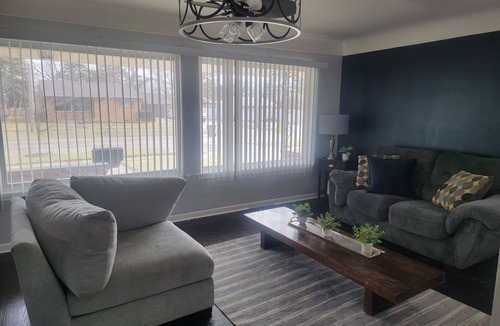 Clinton Township House | Charming 3-bedroom house with AC, WiFi in Clinton Township