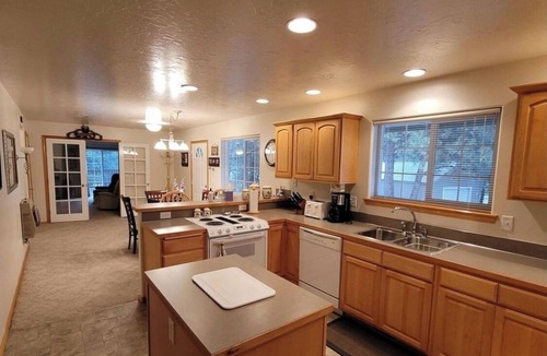 Mountain Home House | Charming 3-bedroom house in the beautiful mountains of Pine, Idaho.