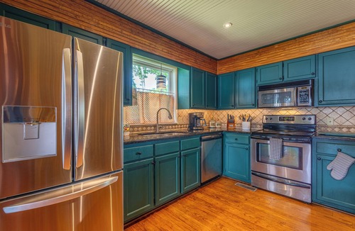 Town Creek Cabin | Charming 3-bedroom cabin with AC and WiFi in wonderful Town Creek