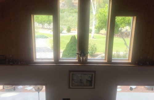 Pateros Cabin | Charming 3-bedroom cabin with WiFi and AC in serene Pateros