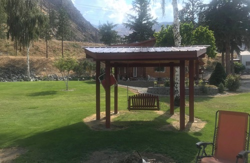 Pateros Cabin | Charming 3-bedroom cabin with WiFi and AC in serene Pateros
