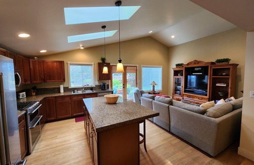 Moss Bay House | Charming 3-bedroom Craftsman House in Kirkland