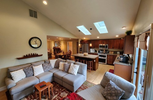 Moss Bay House | Charming 3-bedroom Craftsman House in Kirkland