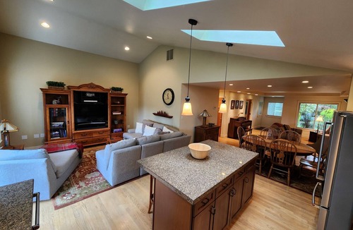 Moss Bay House | Charming 3-bedroom Craftsman House in Kirkland