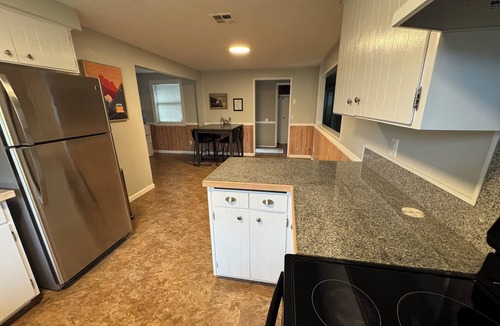 Oakridge House | Charming 3-bedroom house in enchanting Oakridge with AC