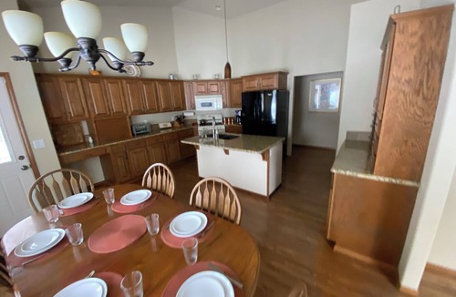 Rathdrum House | Charming 3-bedroom house sleeps 8 with high speed WiFi in Twin Lakes Village