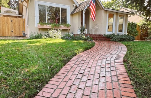 Medford House | Charming 3-bedroom house in delightful Medford, Oregon with WiFi and Hot Tub.