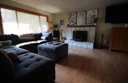 South Perry District House | Charming 3-bedroom that sleeps 7 close to downtown, universities and hospitals