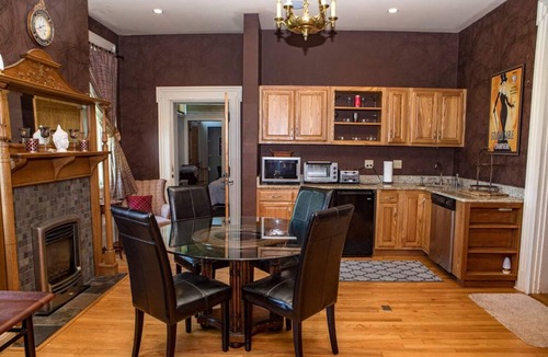 East Dubuque Cabin | Charming 3-bedroom lodge with AC and WiFi in East Dubuque