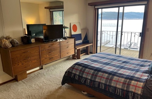 Newman Lake Cabin | Charming 3-bedroom cabin with WiFi and AC On Newman Lake