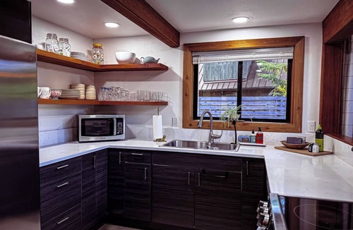 Mount Hood Village Cabin | Charming 3-bedroom cabin with AC, hot tub, WiFi in delightful Rhododendron