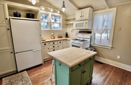 McFarland House | Charming 4 Bed, 2.5 Bath home minutes from Madison perfect for any occasion.