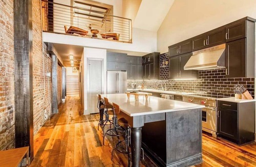 Arts District Apartment | Charming 4 bedroom loft with wet bar, central AC & full kitchen