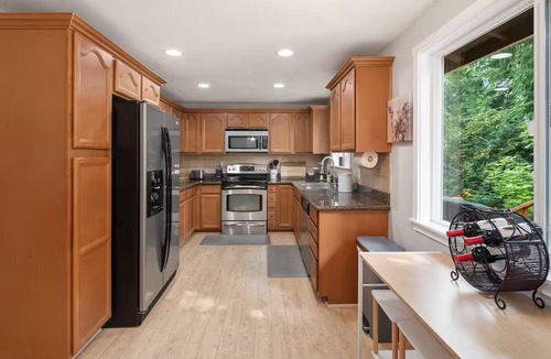 Bonney Lake House | Charming 4-bedroom house with AC, Hot-Tub in Bonney Lake