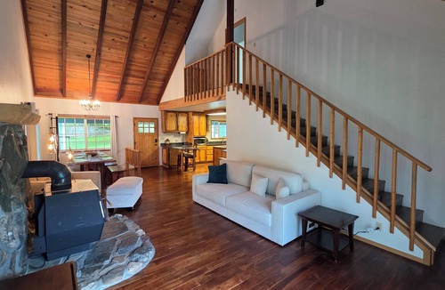 Jacksonville House | Charming 4-bedroom house in Applegate Valley. Private river access, WiFi and AC