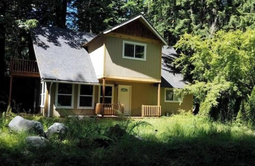 Welches Cabin | Charming 4-bedroom cabin with AC in peaceful Rhododendron