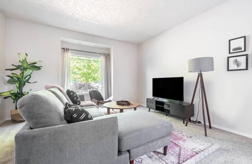Oak Hills House | Charming Beaverton 6BR w/Parking, nr Retail & Groceries, by Blueground