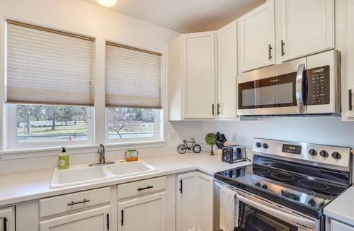 Southwest Bend Cottage | Charming Bend Home w/Porch & Yard: Great Location