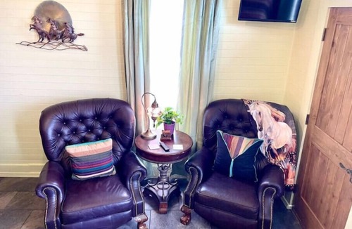De Beque Hotel | Charming Boutique Hotel with Private Hot Tub