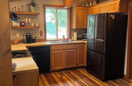 Enumclaw Cabin | Charming Cabin Getaway Near Hiking Trails & Ski Slopes