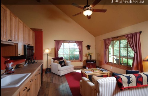 Bellevue Cabin | Charming Cabin Guest House with Views