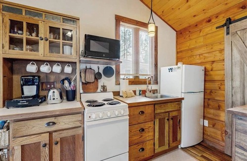 Woods Bay House | Charming cabin in Big Fork, pet friendly, firepit, 5 min to Lake, fly-fishing