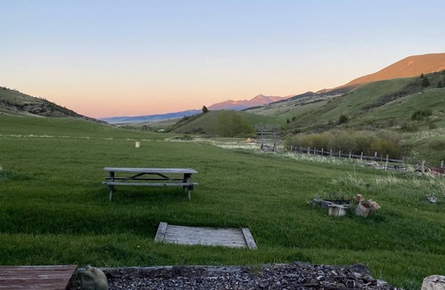 Livingston Cabin | Charming Cabin overlooking Beautiful Mountains. Watch the horses off the deck!