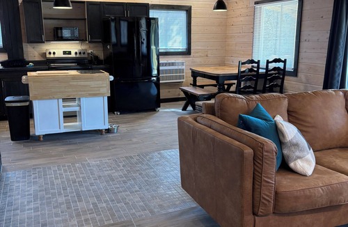 Eldon Cabin | Charming cabin with WiFi and AC in delightful Eldon
