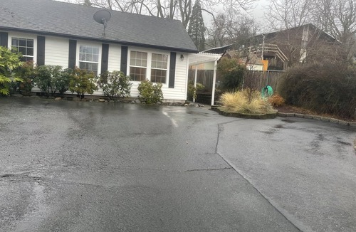 Skidmore Academy Historic District Cottage | Charming carriage house in Ashland near downtown