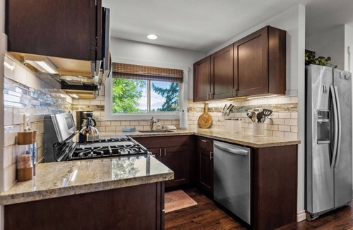 Vancouver House | Charming Centrally Located 2-bedroom House With Beautiful Valley View