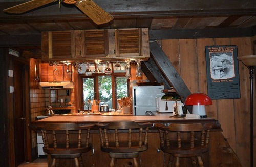 Glacier Ski Chalet | Charming Chalet-Private Cedar Soaking Tub-Snowline-Owner Managed