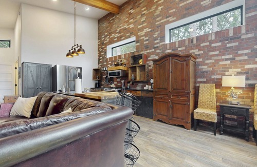 Sequim Hotel | Charming Coastal Retreat with Waterfront Views in Sequim