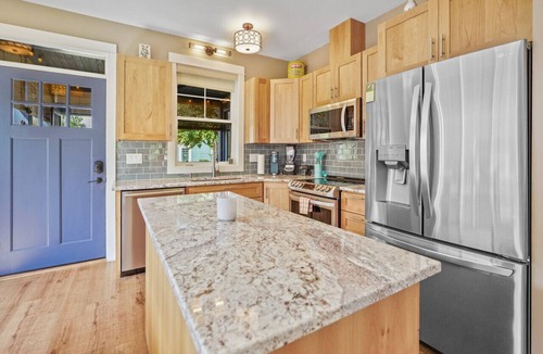 Oroville Cottage | Charming cottage close to the pool, hot tub, beach and more!