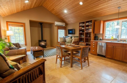 Cle Elum Cabin | Charming Cottage & Treehouse in lovely Cle Elum