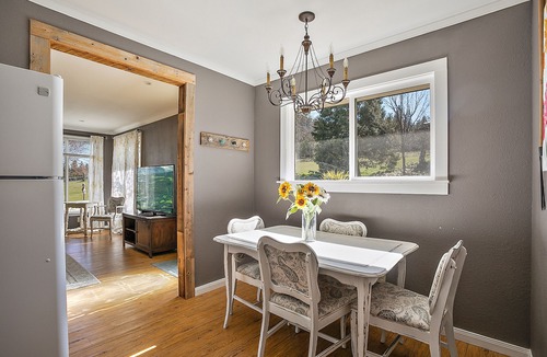 Central Point Cottage | 🌻 Charming Cottage On Peaceful 5 Acres in the Mountains