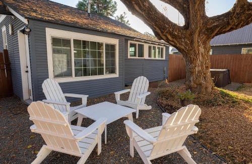 Coeur d'Alene House | Charming Cozy Cottage with Hot Tub