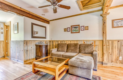 White Salmon Cabin | Charming dog-friendly cabin with kitchenette, patio, & close to attractions