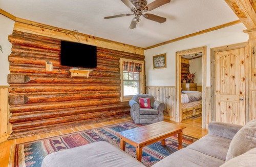 White Salmon Cabin | Charming dog-friendly cabin with kitchenette, patio, & close to attractions