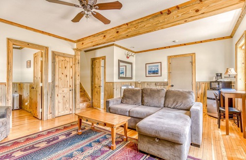 White Salmon Cabin | Charming dog-friendly cabin with kitchenette, patio, & close to attractions